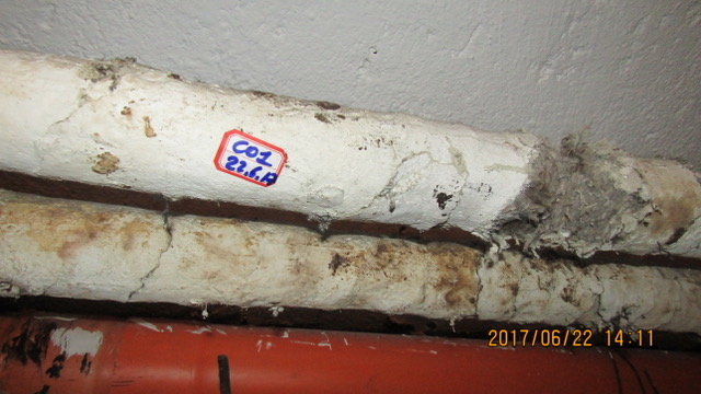 Prelievo con etichettatura di tubazioni coibentate in cemento amianto friabile e lana di roccia presenti in un locale sotterraneo condominiale