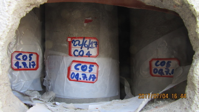 Tubazioni coibentate in cemento – amianto compatto celate dietro ad un cavedio con etichettatura recante la data del campionamento effettuato