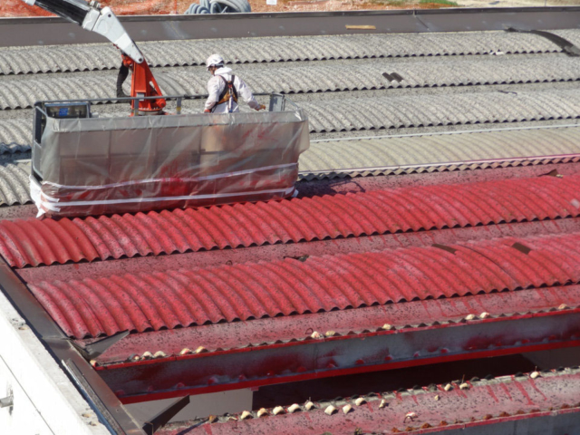 Bonifica copertura in lastre ondulate di cemento amianto compatto di un tetto